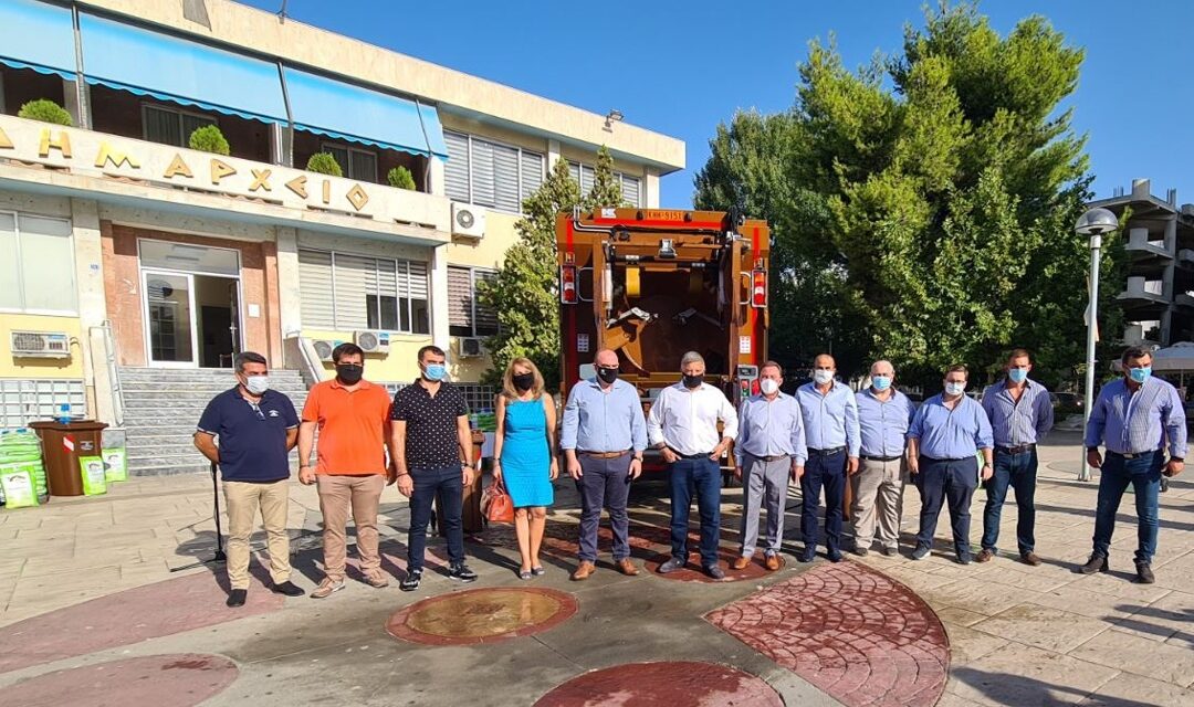 Ένα υπερσύγχρονο απορριμματοφόρο όχημα και «καφέ» κάδοι ανακύκλωσης παραδόθηκαν από την Περιφέρεια Αττικής στον Δήμο Ασπροπύργου