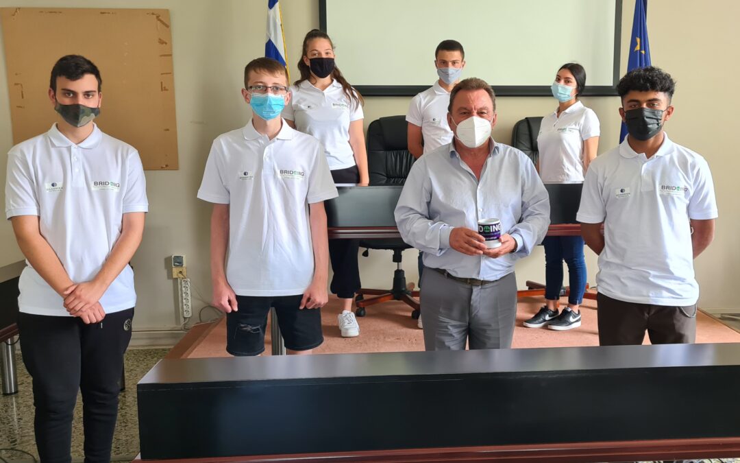 Ο Δήμαρχος Ασπροπύργου στο πλευρό της ομάδας Bridging «Γεφυρώνοντας τις γενιές» Το 1ο ΕΠΑΛ Ασπροπύργου για 4η συνεχή χρονιά στις 10 καλύτερες Μαθητικές Εικονικές  Επιχειρήσεις της Ελλάδας