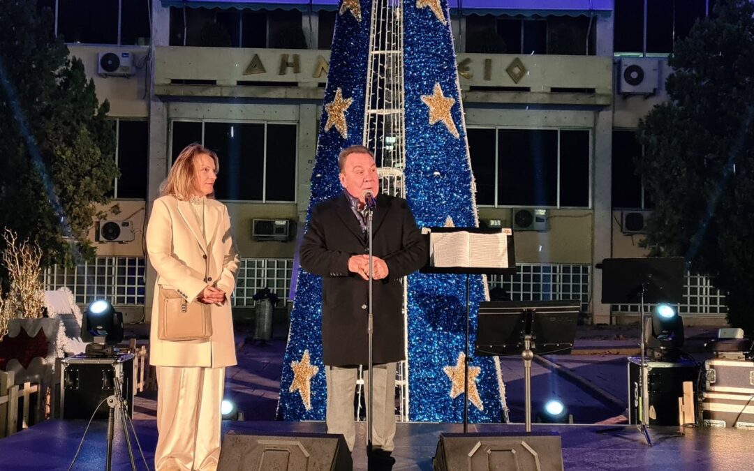 Χριστουγεννιάτικο φως σε όλο τον Ασπρόπυργο:  ο Δήμος άναψε το Δέντρο της πόλης