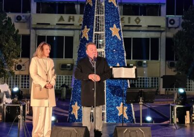 Χριστουγεννιάτικο φως σε όλο τον Ασπρόπυργο:  ο Δήμος άναψε το Δέντρο της πόλης