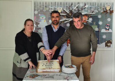ΚΟΠΗ ΠΡΩΤΟΧΡΟΝΙΑΤΙΚΗΣ ΠΙΤΑΣ ΓΙΑ ΤΟΥΣ ΒΡΕΦΙΚΟΥΣ ΣΤΑΘΜΟΥΣ ΤΟΥ ΔΗΜΟΥ ΑΣΠΡΟΠΥΡΓΟΥ