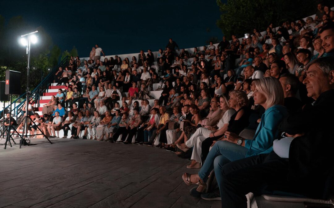 Μια παράσταση γεμάτη κέφι και ενέργεια στο Ανοιχτό Θέατρο Αγροκηπίου!