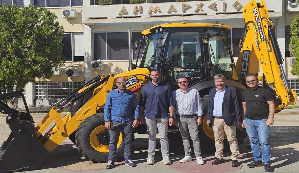 Καινούργιο μηχάνημα έργων (JCB) παρέλαβε ο Δήμος
