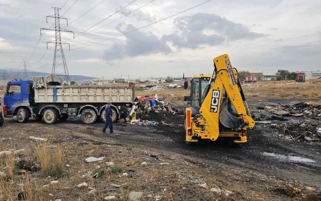 Αποκομιδή μεγάλου όγκου παλιοσίδερων από τον χώρο που εκδηλώθηκε φωτιά στη Νέα Ζωή.
