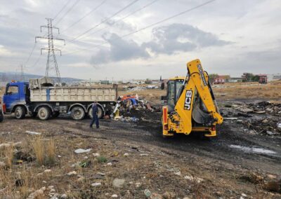 Αποκομιδή μεγάλου όγκου παλιοσίδερων από τον χώρο που εκδηλώθηκε φωτιά στη Νέα Ζωή.