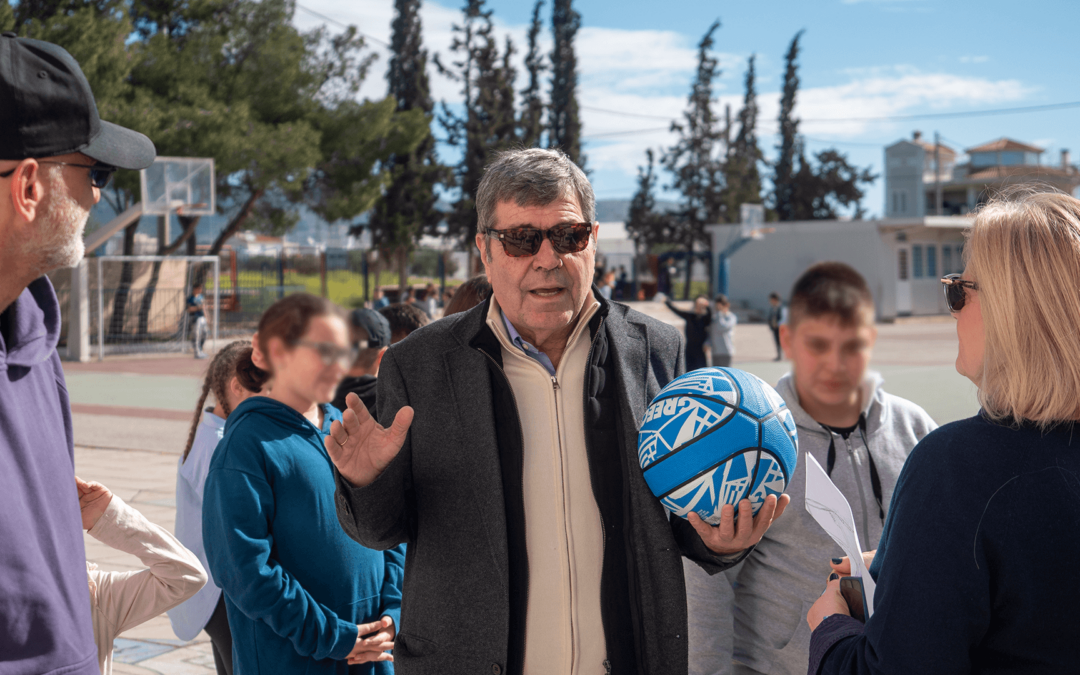 Μπάλες ποδοσφαίρου και μπάσκετ στα Σχολεία μοίρασε ο Δήμαρχος. Η στήριξη του Αθλητισμού στους νέους πρώτο μέλημα της δημοτικής αρχής.