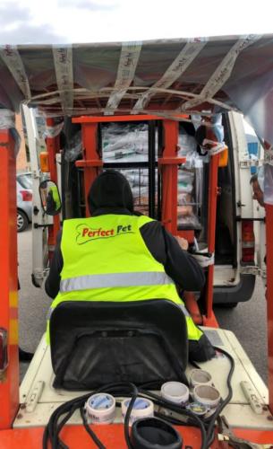 Δωρεά Ζωοτροφών στον Δήμο Ασπροπύργου για την Υποστήριξη των Αναγκών των Αδέσποτων Ζώων