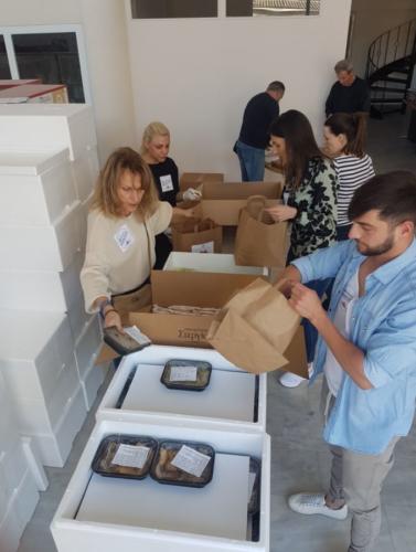 Ο Δήμος Ασπροπύργου Μοίρασε Σπίτι – Σπίτι Εορταστικά Γεύματα στους Ωφελούμενους των Κοινωνικών Δομών του