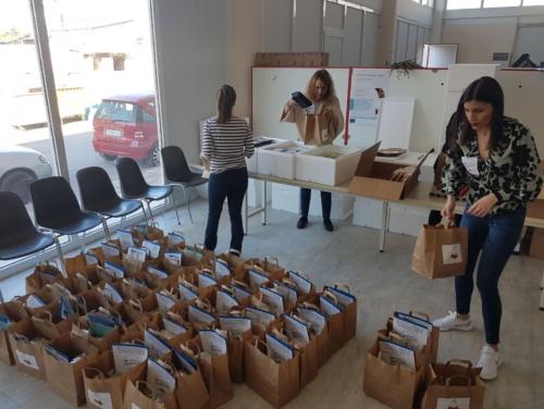 Ο Δήμος Ασπροπύργου Μοίρασε Σπίτι – Σπίτι Εορταστικά Γεύματα στους Ωφελούμενους των Κοινωνικών Δομών του