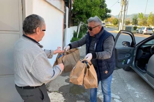 Ο Δήμος Ασπροπύργου Μοίρασε Σπίτι – Σπίτι Εορταστικά Γεύματα στους Ωφελούμενους των Κοινωνικών Δομών του