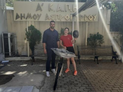 Παράδοση των ποδηλάτων από τον Πρόεδρο του Ο.Α.Φ.Ν.Τ.Η. στους τυχερούς της εκδήλωσης «Κάνω ποδήλατο γιατί…»