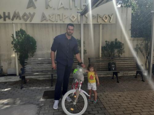 Παράδοση των ποδηλάτων από τον Πρόεδρο του Ο.Α.Φ.Ν.Τ.Η. στους τυχερούς της εκδήλωσης «Κάνω ποδήλατο γιατί…»